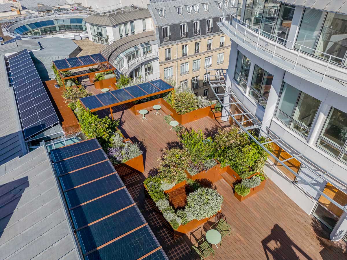 Jardinières sur mesure en aluminium de la marque STEELAB de chez ATELIER SO GREEN pour l'aménagement d'un rooftop de bureaux parisiens