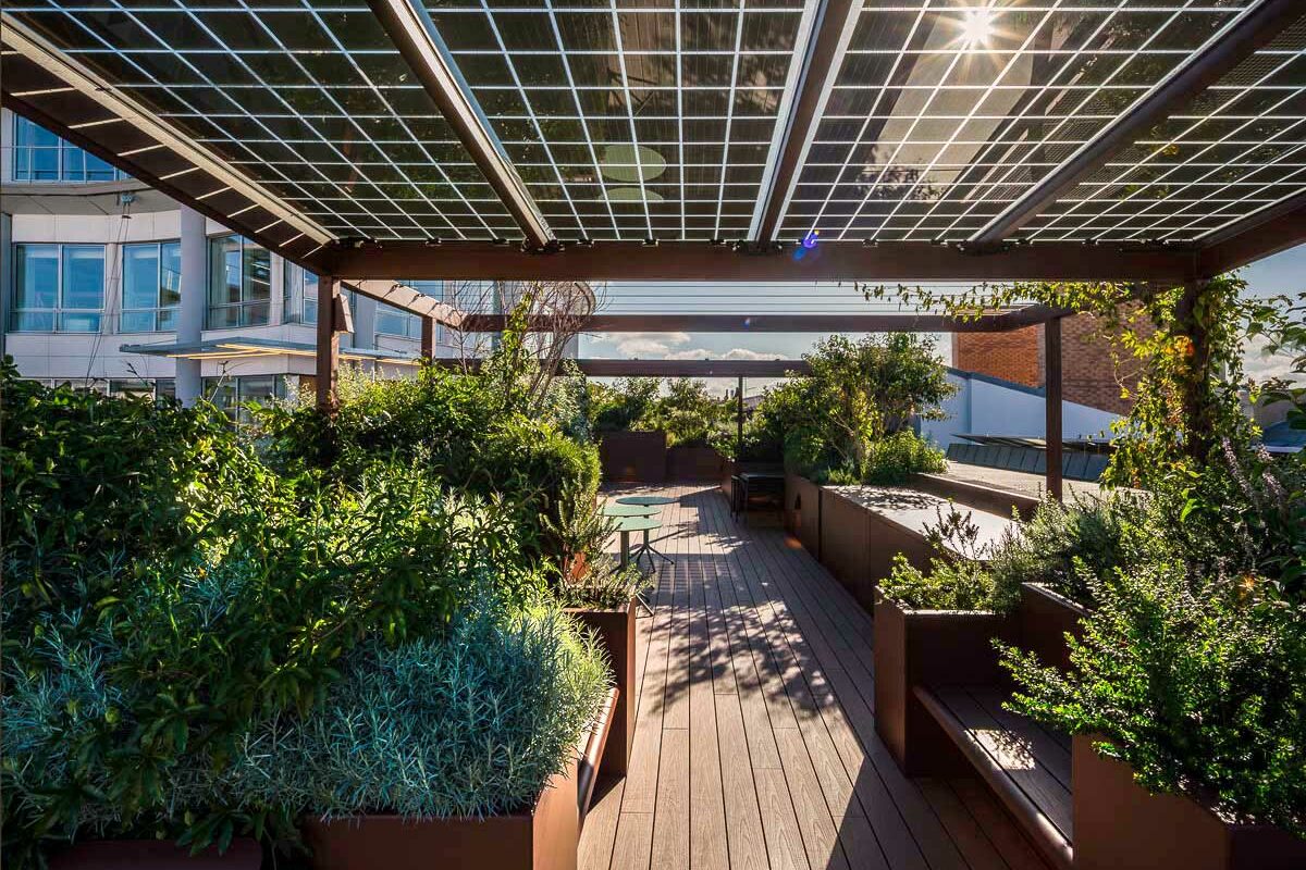 Magnifique aménagement de rooftop avec les jardinières sur mesure en aluminium de la marque STEELAB de chez ATELIER SO GREEN