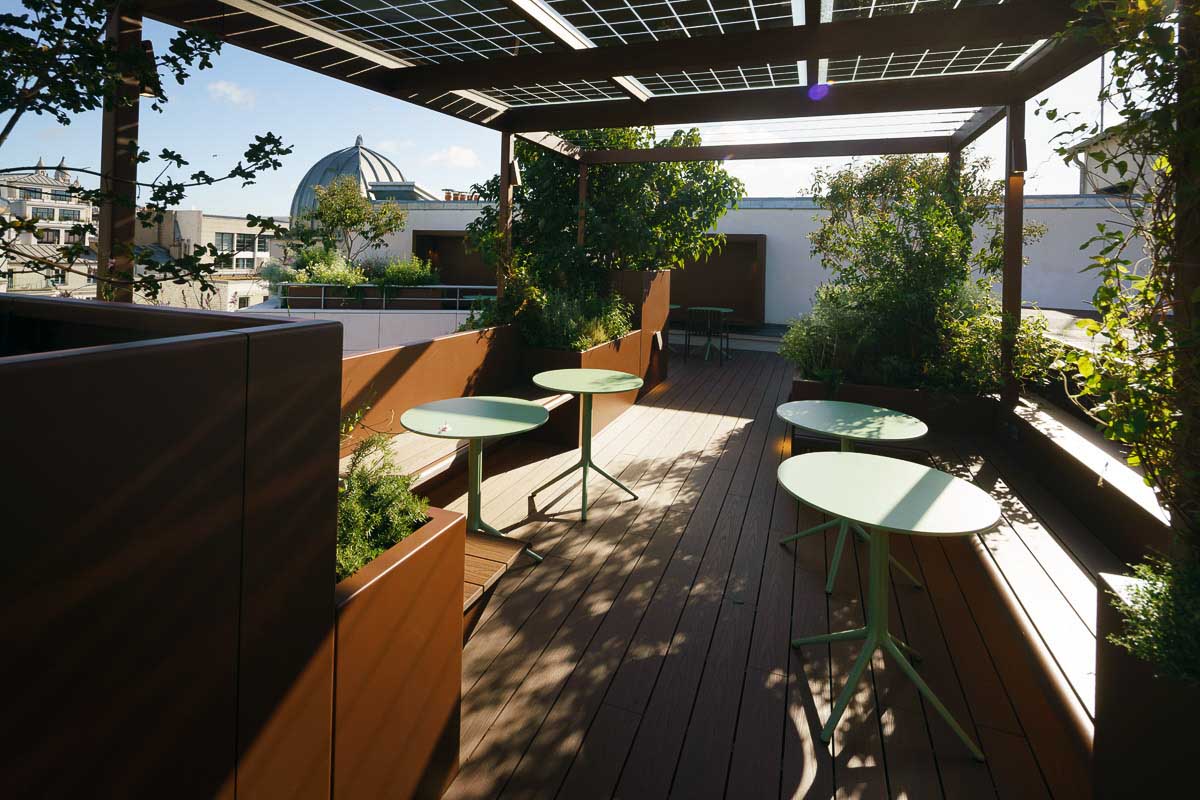 Jardinières sur mesure en aluminium de la marque STEELAB de chez ATELIER SO GREEN - avec intégration des pieds de pergolas photovoltaïque