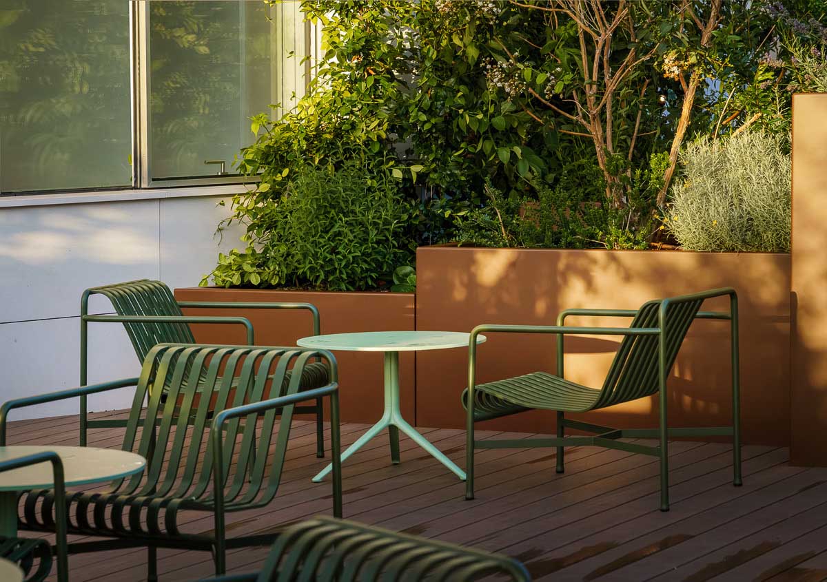 Jardinières thermolaquées aspect rouillé MARS2525, fabriquées sur mesure en aluminium de la marque STEELAB de chez ATELIER SO GREEN